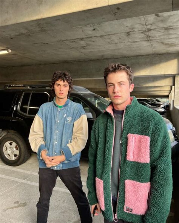 Dylan Minnette Biography: Age, Movies, Net Worth, Songs, Parents, Siblings, Spouse, Instagram, Height, Wiki